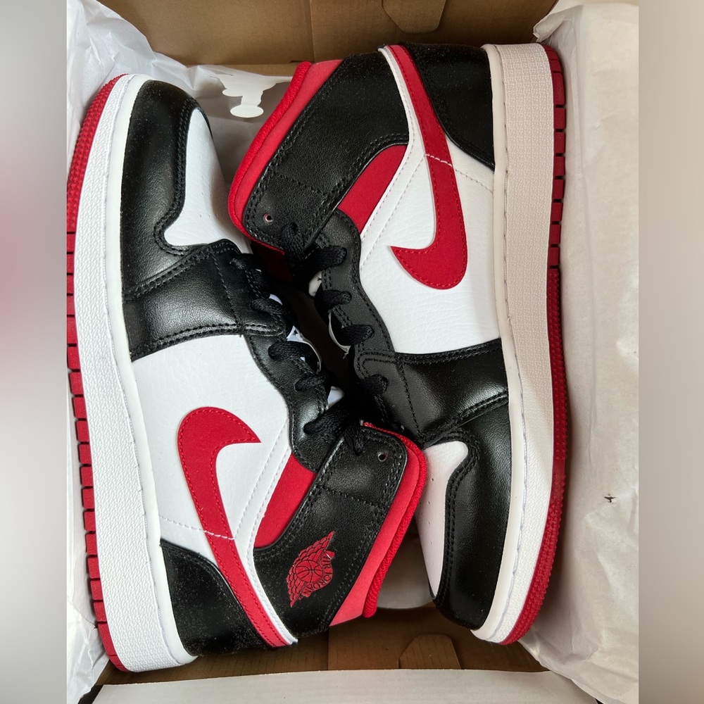 NIKE AIR JORDAN 1 MID